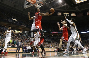 Clippers empatan serie a Spurs; Bulls avanzan a segunda ronda con paliza