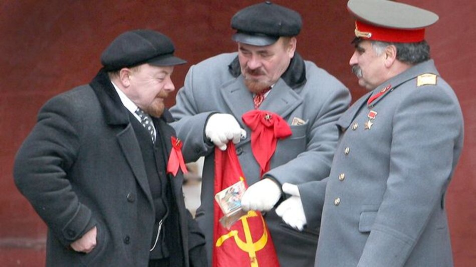 A los pies del Kremlin, Stalin golpea a Lenin con un paraguas