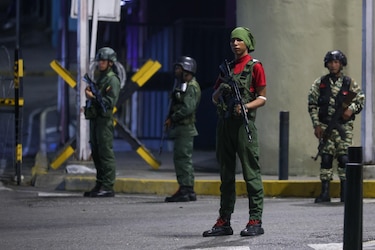 Estados Unidos alerta que milicias armadas buscan a estadounidenses en Venezuela y pide a sus ciudadanos abandonar el país