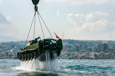 Líbano: hunden vehículos militares para crear ´parque submarino'