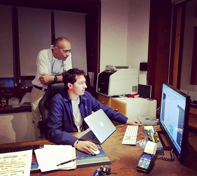 Dos pilotos franceses usan su propio avión para ayudar a los migrantes