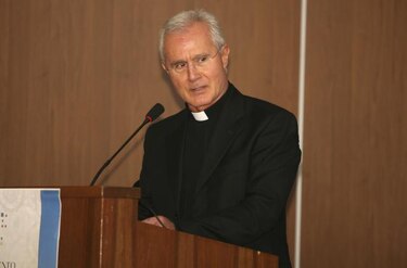 Monseñor del Vaticano es acusado de lavado de dinero, además de contrabando