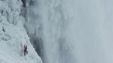Alpinista escala por primera vez las cataratas del Niágara congeladas