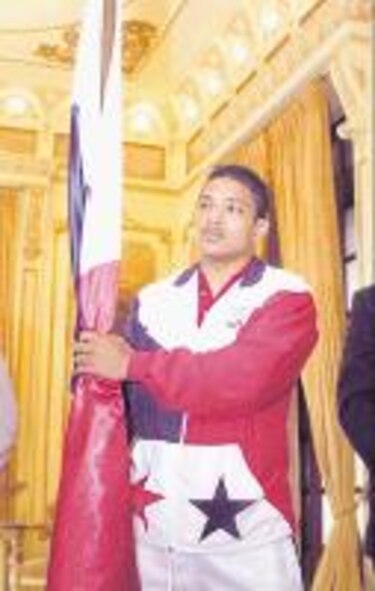González recibe el pabellón nacional
