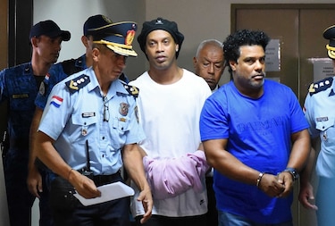 Ronaldinho Gaúcho deberá seguir en prisión en Paraguay