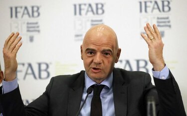 Infantino ve 'realista' el uso del videoarbitraje en el Mundial de 2018