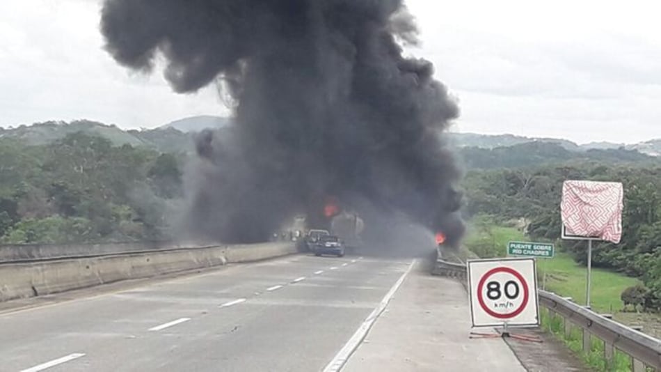 Abren un carril de la autopista Panamá-Colón tras incendiarse un camión cisterna
