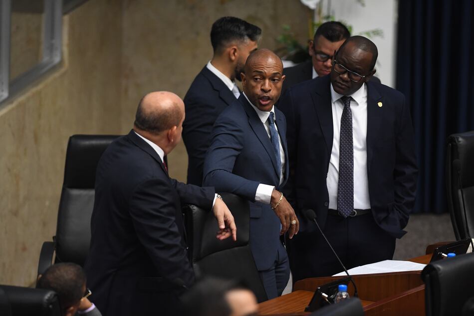 Diputados Jairo ‘Bolota’ Salazar y Crispiano Adames protagonizan altercado en la Asamblea Nacional; se habla de puños y patadas