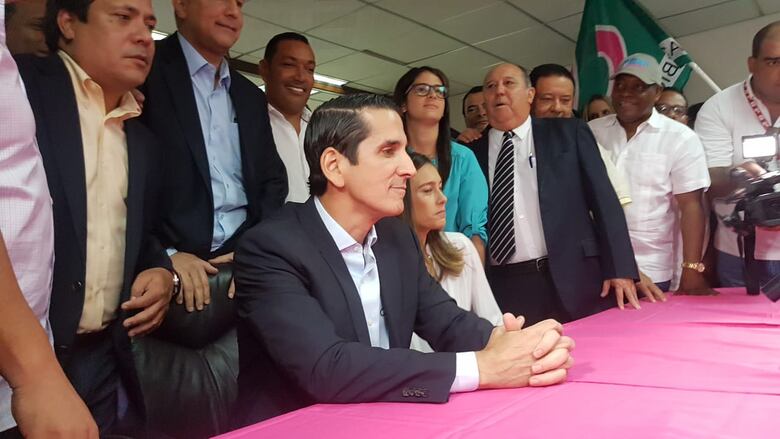 Rómulo Roux se postula como precandidato presidencial de CD