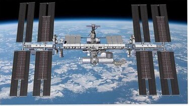 4 astronautas amerizan en la Tierra tras ser evacuados de la Estación Espacial Internacional debido a un ‘grave’ problema médico