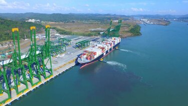 Primer buque neopanamax arriba a puerto de PSA