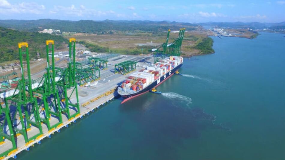 Primer buque neopanamax arriba a puerto de PSA