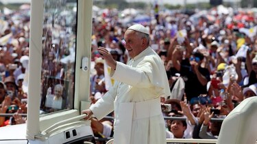 Papa pide ayuda para la familia en primera misa campal en Ecuador