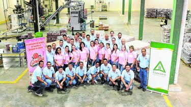 H. Tzanetatos, Inc., con la cinta rosada