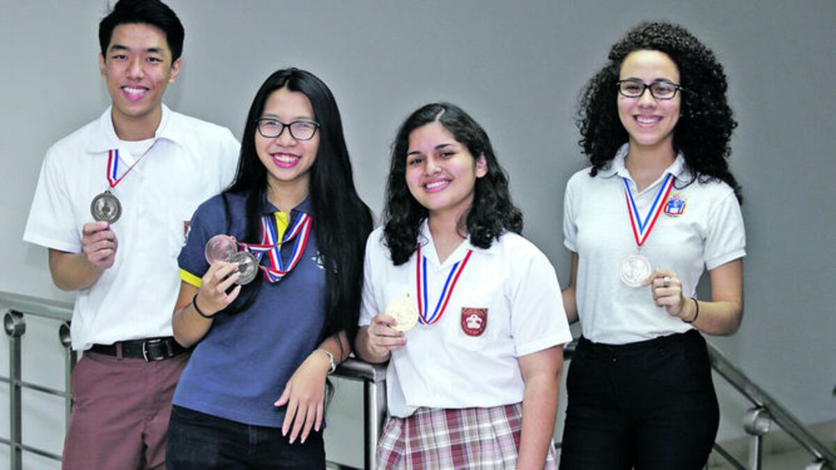 Javier Liao, Elena Ng, Rebeca Rodríguez y Rachel Rodríguez