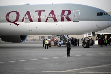 Talibanes intentan consolidar su gobierno mientras se reanudan evacuaciones desde Afganistán