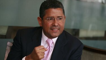 Expresidente salvadoreño acusado de corrupción enfrentará a la justicia en noviembre
