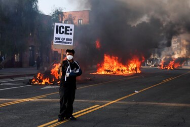 Tensión en Los Ángeles: manifestación migratoria termina con taxis autónomos incendiados