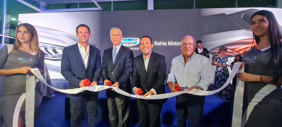 Geely inaugura su primer showroom en Panamá y lanza su nuevo SUV Azkarra, con tecnología híbrida ligera demostrando por qué menos, es más