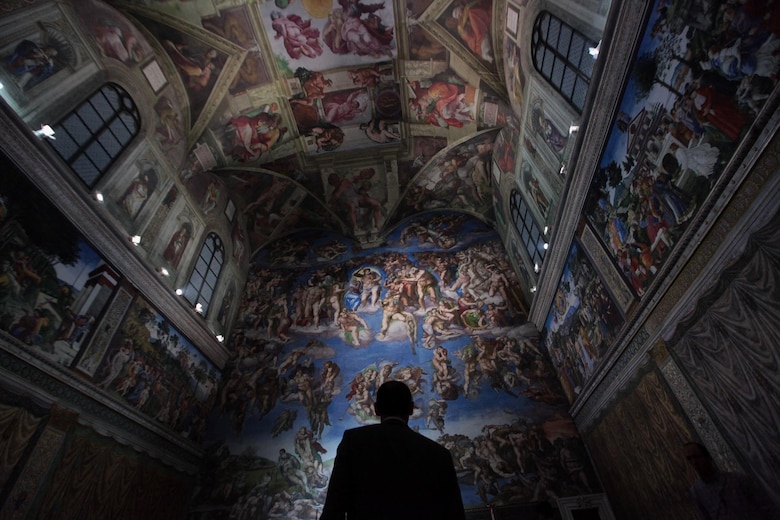 La Constitución vaticana y los ritos del cónclave, en la mesa de los cardenales