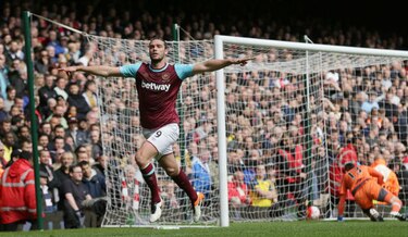 Arsenal empata ante West Ham y se aleja del título; Chelsea pierde
