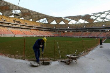 Muertes en estadios y furia en las calles siguen turbando Brasil 2014