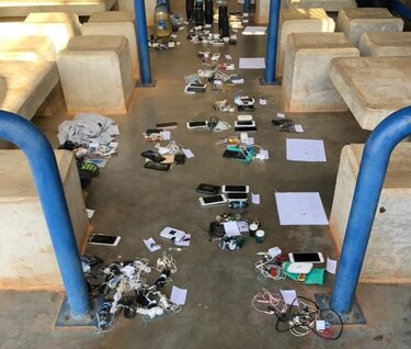 Armas punzocortantes, celulares y un anzuelo para la pesca, entre los artículos decomisados en La Mega Joya