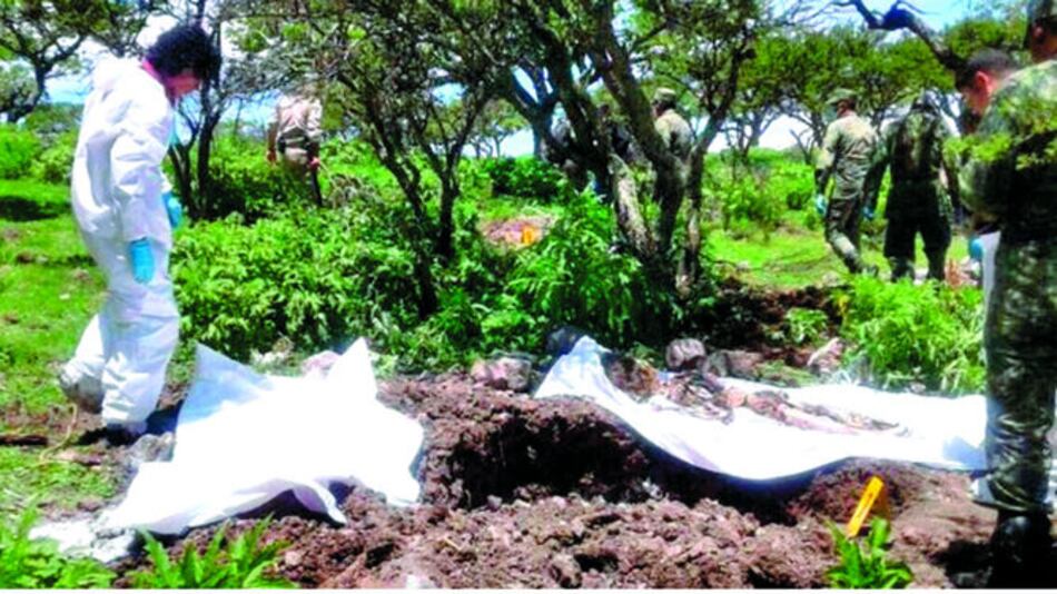 Hallan 14 cadáveres en una fosa común