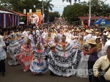 Las Tablas celebra la fiesta del traje típico