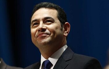Ordenan devolver fondos por gastos de lujo a presidente guatemalteco
