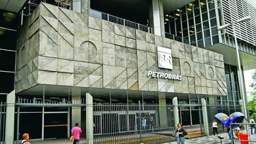 Condenan a cuatro años de prisión a exdirectivo de Petrobras