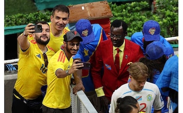 Por qué un hincha de la República Democrática del Congo se para como una estatua viviente en todos los partidos de su selección