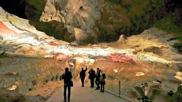 Recrean cueva de Lascaux
