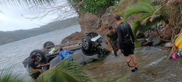Rescatan a ocupantes de automóvil que cayó al mar en Portobelo, provincia de Colón