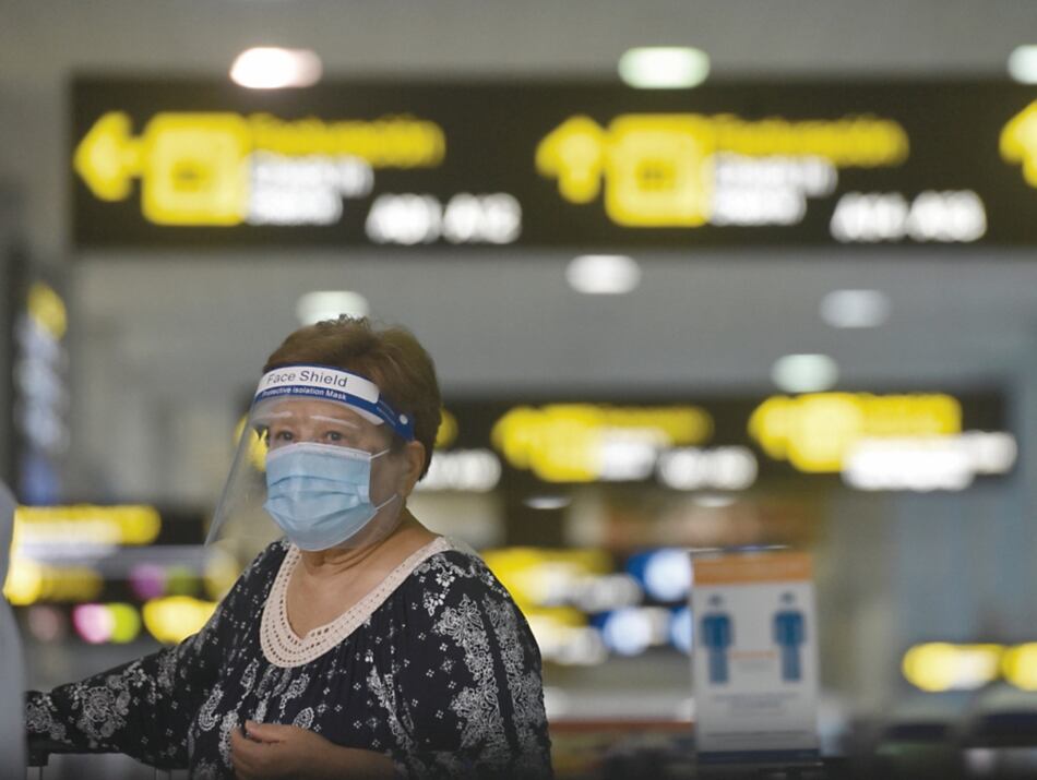 Aerolíneas deben exigir prueba de PCR a viajeros