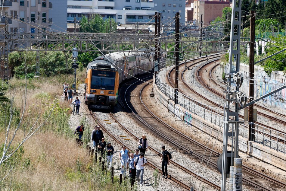Más de 30,000 personas están siendo evacuadas de trenes varados por el apagón en España