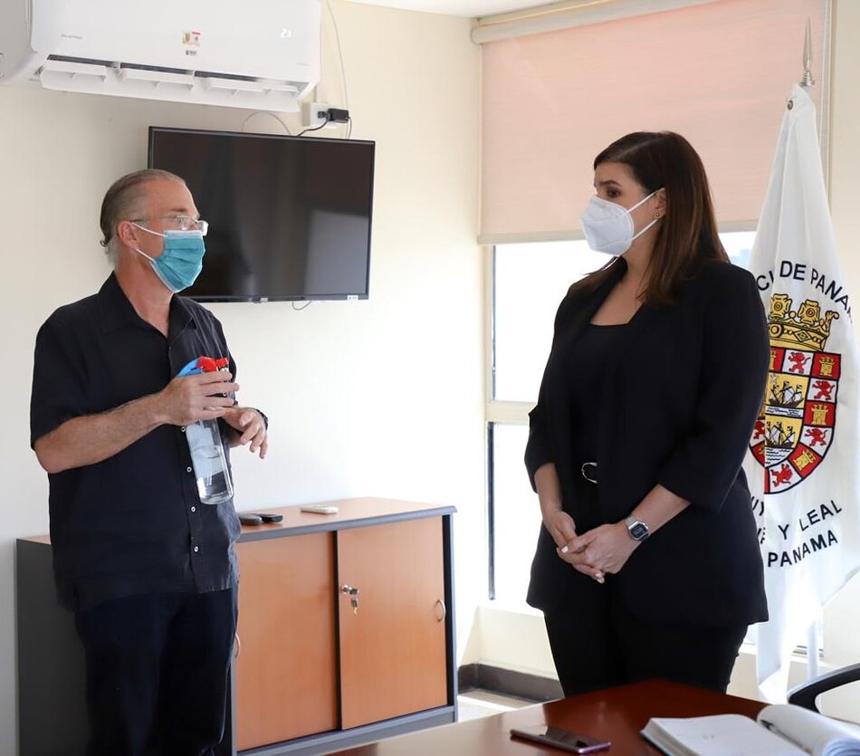 Judy Meana regresa a su oficina en la Alcaldía de Panamá y José Luis Fábrega acude a recibirla
