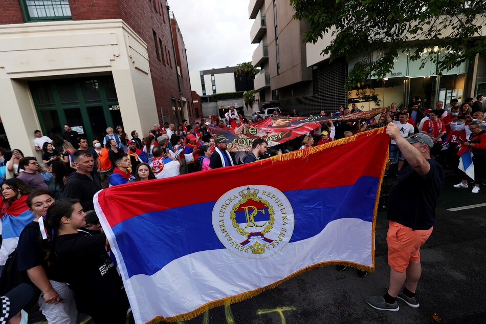 Seguidores de Novak Djokovic se manifiestan contra la detención del tenista en Melbourne