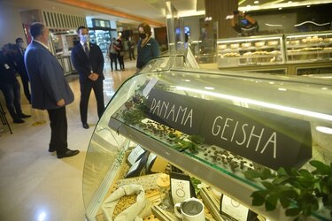 Sosegada apertura de restaurantes y comercios