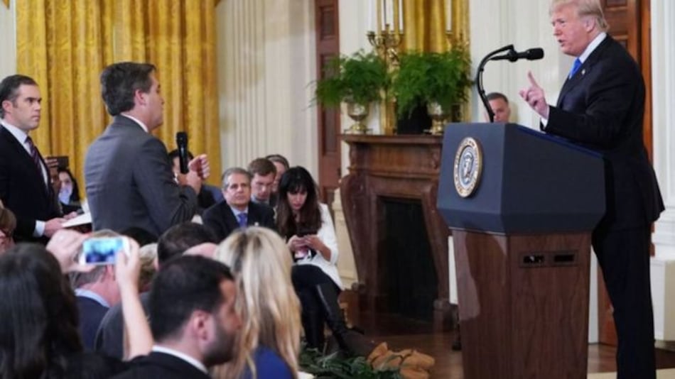 Juez pide a Casa Blanca devolver credencial a periodista CNN