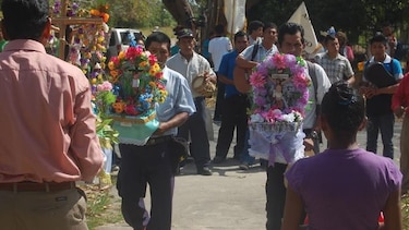 Esquipulistas guían al santo Cristo, patrono de Antón