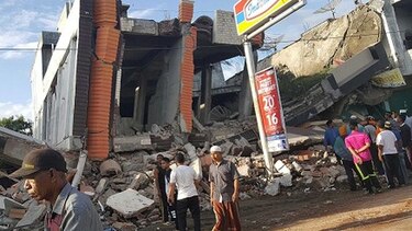 Al menos 41 muertos en el sismo de Indonesia
