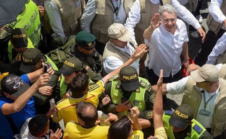 Miles marchan en Colombia en contra de Santos liderados por Uribe