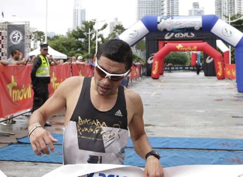 Keniano Simon Kariuki gana el Maratón de Panamá