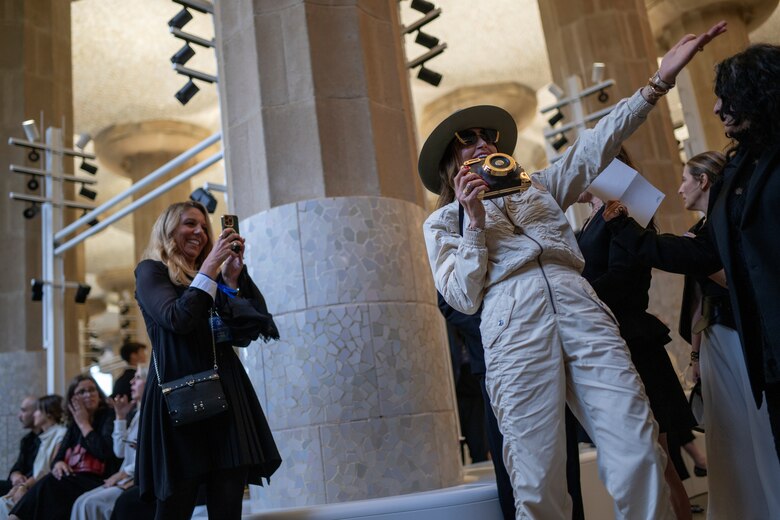 Fotos: El Park Güell de Barcelona acoge hoy el desfile de la colección Crucero 2025 de Louis Vuitton