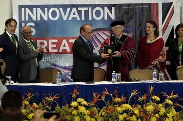 Panamá entrega medalla a premio Nobel de Química 1988