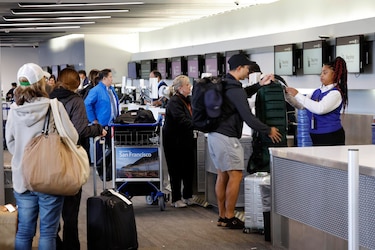 Trump amenaza con reducir el sueldo a los controladores aéreos ausentes por cierre federal