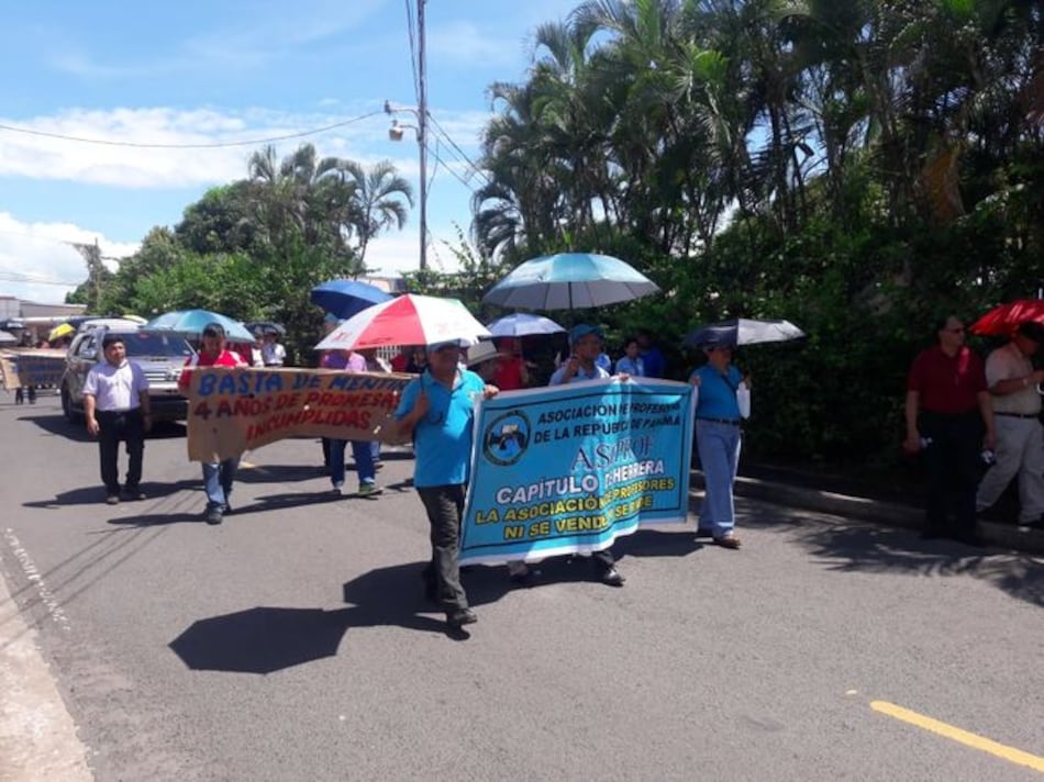 Docentes del Colegio José Daniel Crespo exigen la presencia de la ministra de educación