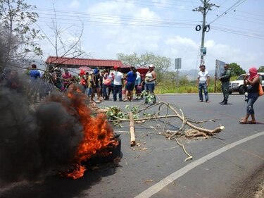 Emberá-wounaan cierran Panamericana para exigir respuesta de diputado