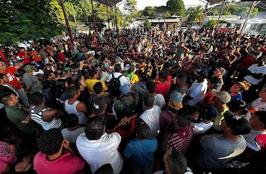 Unos 2 mil migrantes abandonan caravana y avanzan solos en el sur de México